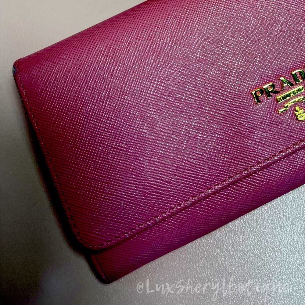 𝗣𝗶𝗻𝗸 𝗦𝗮𝗳𝗳𝗶𝗮𝗻𝗼 Metal Pink Continental Leather Wallet.